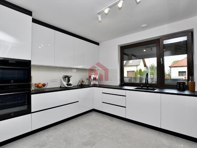 Nowoczesny dom 200 m2 z garażem, 4 sypialnie, 2 łazienki