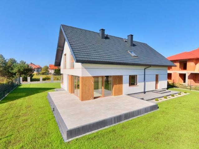 Nowoczesny dom 200 m² z panoramicznymi oknami taras, kominek