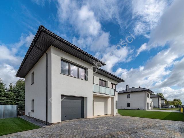 Nowoczesny dom 211 m2 z dużymi przeszkleniami