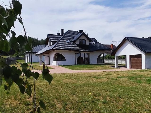 Nowoczesny dom 230 m2 z garażem i ogrodem w Sitkówce Nowiny