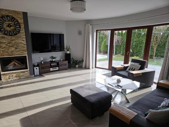 Nowoczesny dom 240 m2 z kominkiem i systemem Smart Home