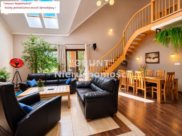 Nowoczesny dom 245 m² z garażem, tarasem i fotowoltaiką