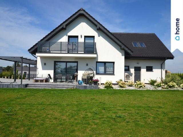 Nowoczesny dom 255 m² w Dąbrówce Nowej kominek, smart home