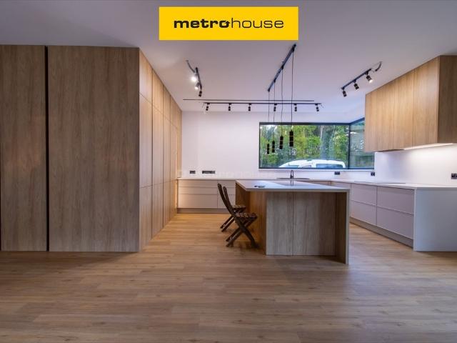 Nowoczesny dom 293 m² z garażem, fotowoltaiką i dużą działką