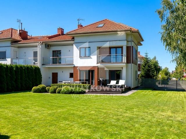 Nowoczesny dom 300 m² z ogrodem Konstancin ul. Ścienna, Bielawa