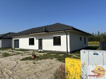 Nowoczesny dom w stanie surowym z garażem i dużą działką