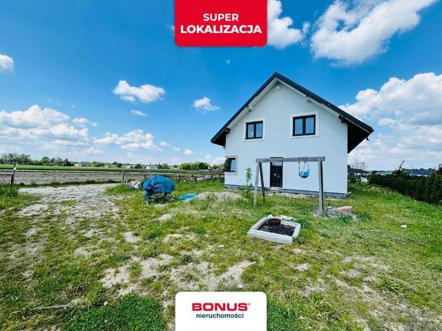 Solidny dom pod Kampinosem z dużą działką i elewacją
