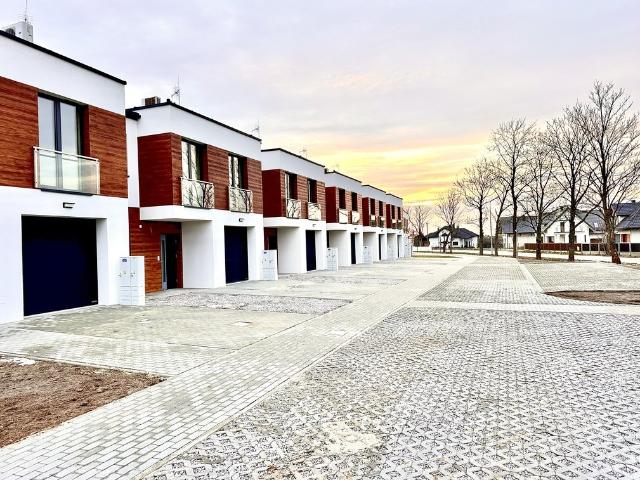 Nowoczesny dom w zabudowie szeregowej z garażem i balkonem