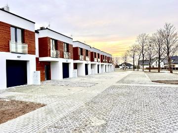 Nowoczesny dom w zabudowie szeregowej z garażem i balkonem