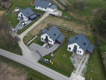 Nowoczesny dom wolnostojący z garażem i tarasem