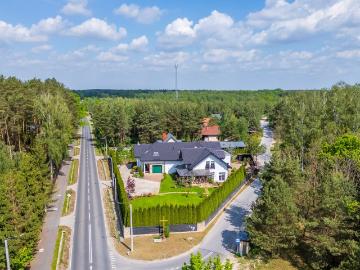 Nowoczesny dom z dużym ogrodem i oddzielnymi częściami