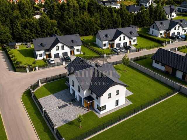 Nowoczesny dom z dużym ogrodem i pełnym piętrem