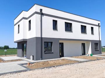 Nowoczesny dom z dużym ogrodem i pompą ciepła