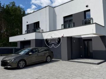 Nowoczesny dom z dużymi oknami i prywatnym ogródkiem