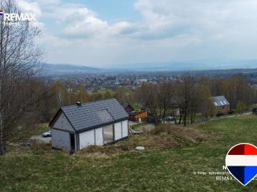 Nowoczesny dom z panoramicznym tarasem i widokiem