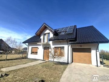 Nowoczesny dom z pompą ciepła i fotowoltaiką, ogród