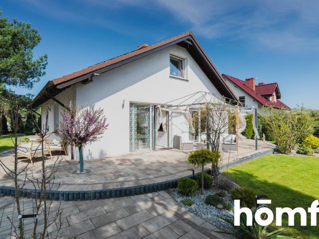 Nowoczesny dom z solarami i ogrodem 800 m² w Grabach