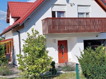 Nowoczesny dom z tarasem, 2 budynkami i pełnym wyposażeniem