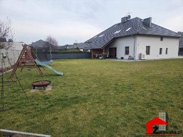 Nowoczesny dom z 2021 r. z garażem i dużym tarasem