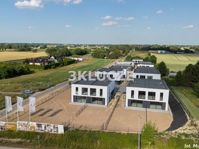 Do sprzedania nowoczesny bliźniak z garażem i fotowoltaiką