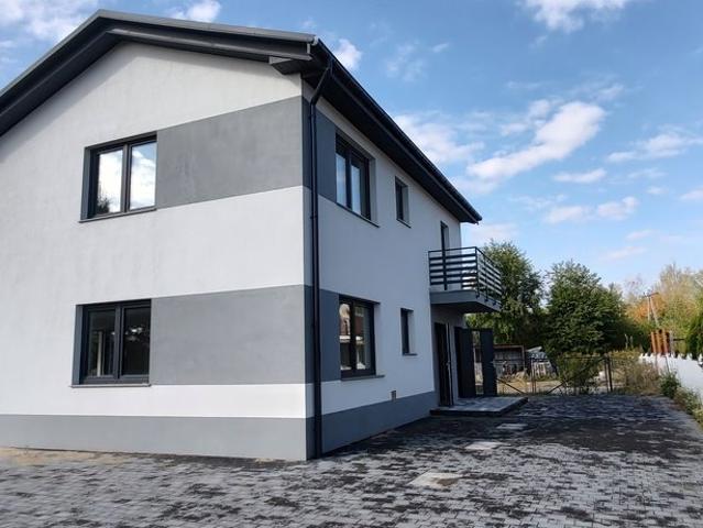 Nowoczesny dom dwurodzinny 130 m² z tarasem i ogrodem