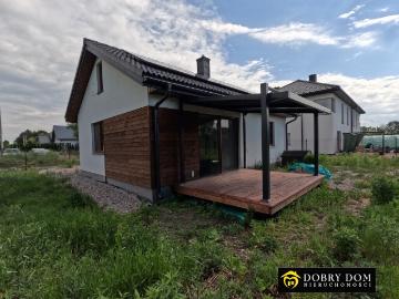 Nowoczesny dom energooszczędny z fotowoltaiką i tarasem