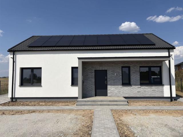 Nowoczesny dom parterowy 80 m² z poddaszem pełen możliwości