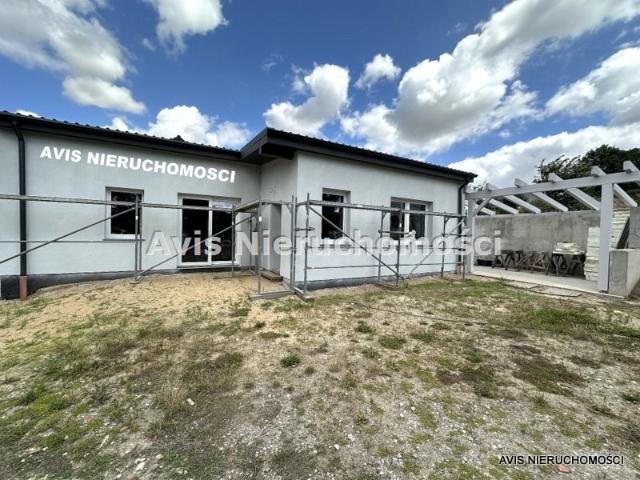 Nowoczesny dom parterowy z dużą wiatą i energooszczędnością polecam