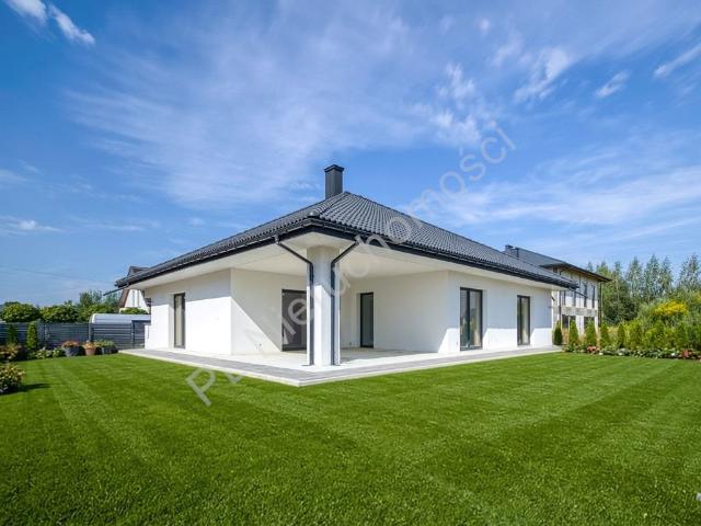 Do sprzedania nowoczesny dom parterowy z garażem 164 m² w Błoniu