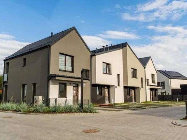 Nowoczesny dom szeregowy 106 m² z ogródkiem i tarasem
