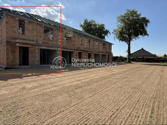 Nowoczesny dom szeregowy 117,84 m2 z garażem i ogródkiem