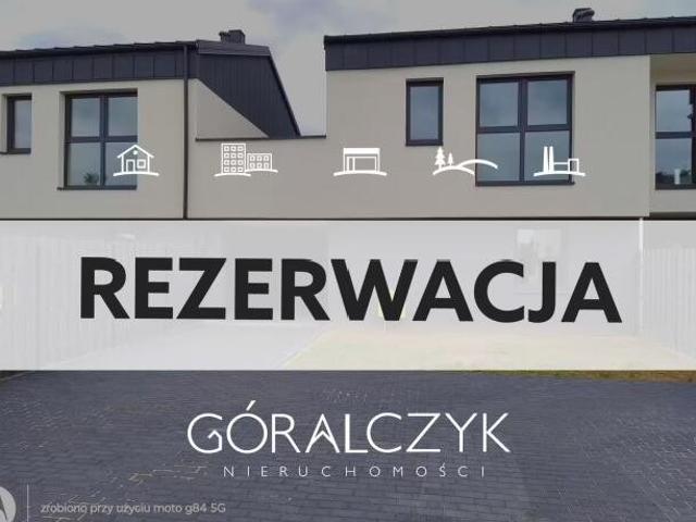 Nowoczesny dom szeregowy 134 m2 z tarasem i ogródkiem