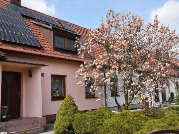 Nowoczesny dom szeregowy 92 m² z kominkiem i tarasem