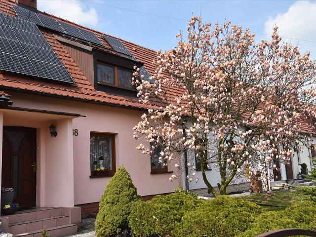 Nowoczesny dom szeregowy 92 m² z kominkiem i tarasem