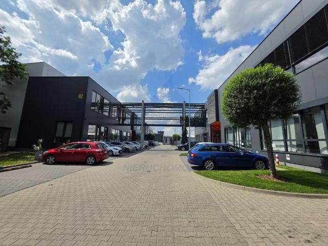 Nowoczesny kompleks biurowo magazynowy w Włochach 639 m²