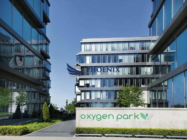 Nowoczesny kompleks biurowy z zielonym patio i certyfikatem BREEAM