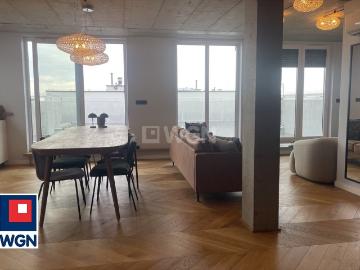 Nowoczesny loft z dużym tarasem i pełnym wyposażeniem