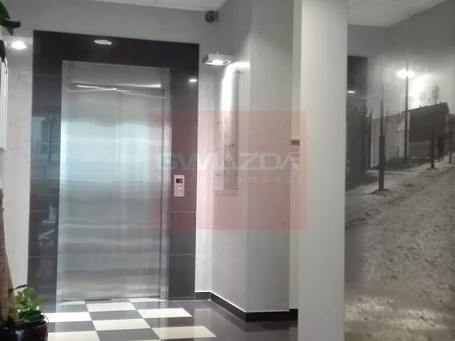 Nowoczesny lokal biurowy 218 m² z windą i parkingiem