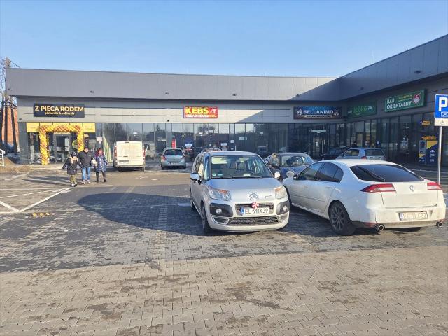 Nowoczesny lokal usługowy 67 m² z witrynami i parkingiem