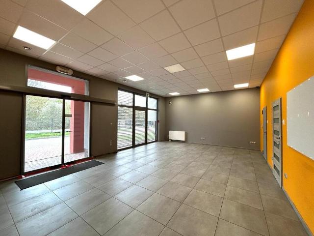 Nowoczesny lokal 226 m² z magazynem i parkingiem