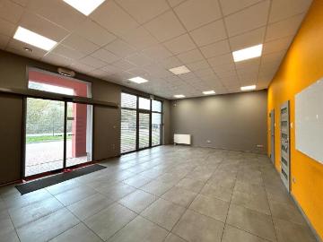Nowoczesny lokal 226 m² z magazynem i parkingiem