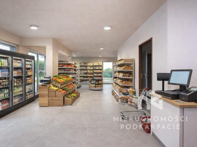 Lokal 92 m² z witrynami i tarasem Rzeszów