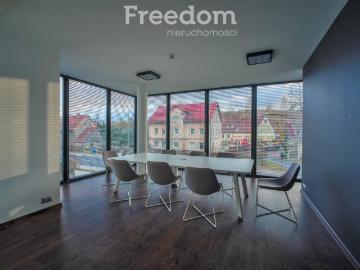 Nowoczesny salon samochodowy 300 m2 z zapleczem i parkingiem