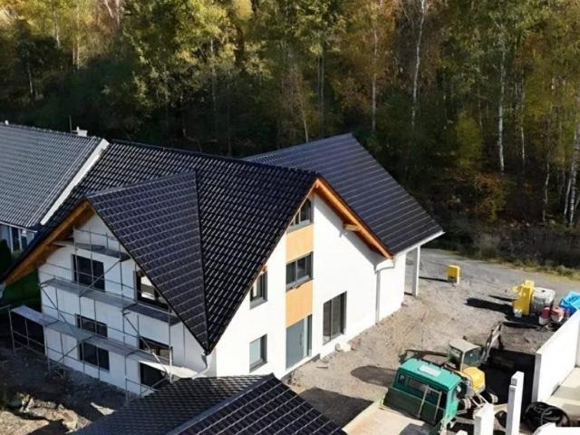 Nowoczesny segment 2025 z minimalistyczną architekturą i solidną konstrukcją