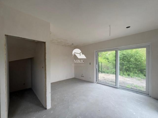 Zapraszam do obejrzenia nowoczesnego segmentu 71 m² z ogródkiem w Błoniu