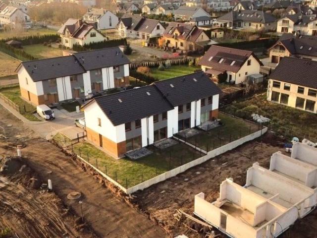 Nowoczesny segment 84 m2 z garażem i ogrzewaniem podłogowym