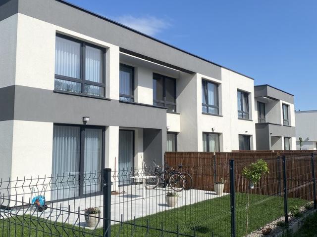 Nowoczesny segment narożny z ogródkiem i garażem 112 m2