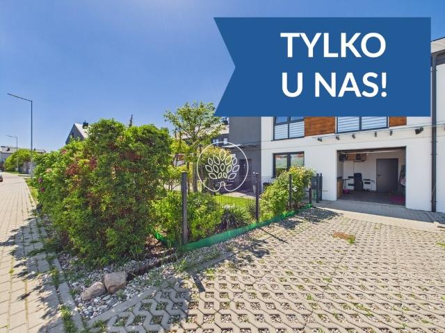 Nowoczesny segment z garażem, tarasem i ogródkiem