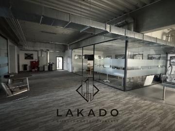 Nowoczesny showroom 1600 m² z dużymi witrynami i wysokim standardem