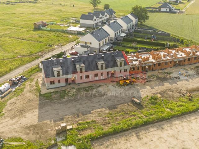 Sprzedam nowoczesną szeregówkę 102,6 m² z miejscami parkingowymi